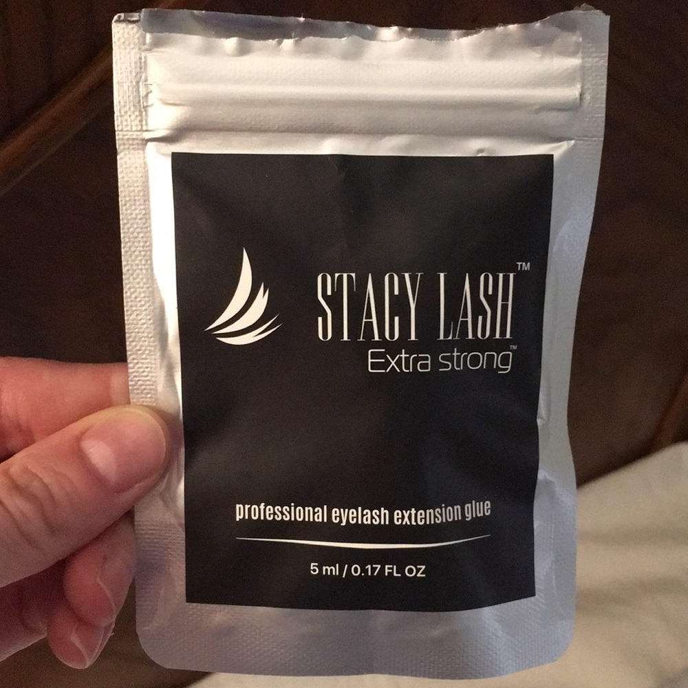 Individual eyelash extension semi permanent glue